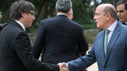 El Presidente catalan, carles Puigdemont, se saluda con Diego Perez de los Cobos.