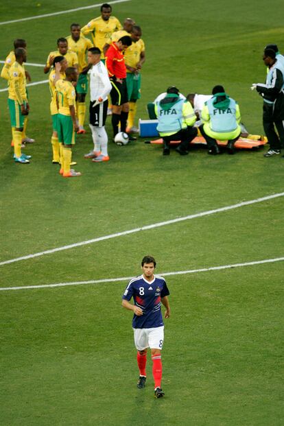 Yoann Gourcuff abandona el campo de juego tras ser expulsado por un lance con el sudafricano, atendido por las asistencias.