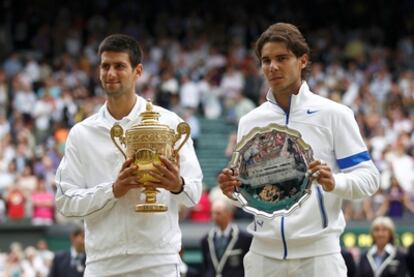 Djokovic y Nadal, con sus respectivos trofeos.