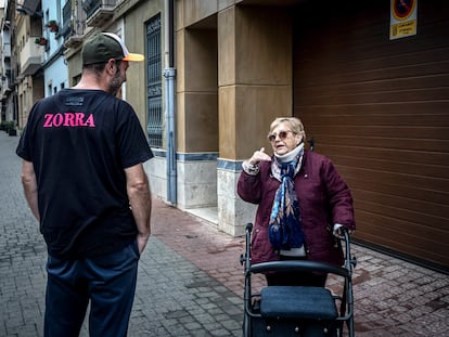 Un hombre con una camiseta con el título de la canción ganadora del Benidorm Fest hablaba el martes con otra vecina en una calle de Ondara.