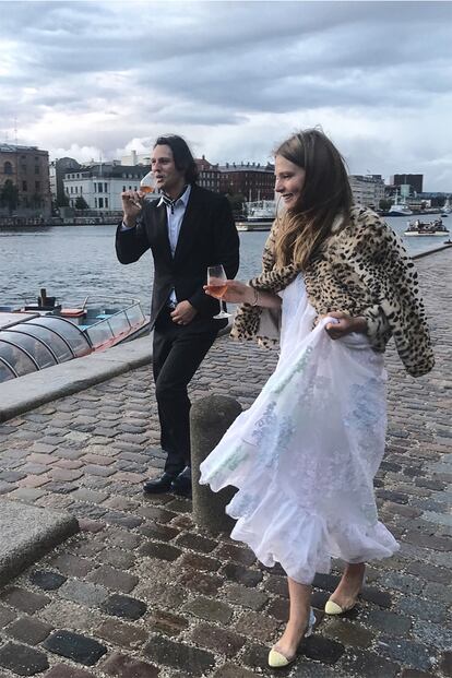 Caroline Barch. La modelo danesa se casó en 2018 con el chef Frederik Bille Brahe y lo celebraron con una fiesta muy casera y familiar en Copenhague. La decoración, las flores y todos los detalles fueron preparados por los propios novios y sus amigos. El vestido de la novia fue obra de su amiga Cecilie Bahnsen, que también se encargó de vestir a las damas de honor: la fundadora de Saks Potts Barbara Potts, las modelos Helena Christensen, Nadja Bender y Eniko Mihalik, la artista Ana Kras y la diseñadora de joyas (y hermana del novio) Sophie Bille Brahe.