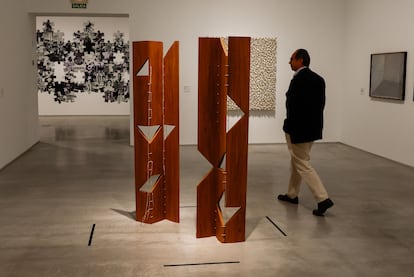 Una persona pasea por una de las salas que alberga obras de la colección de Susana y Ricardo Steinbruch, en el Reina Sofía, en Madrid.