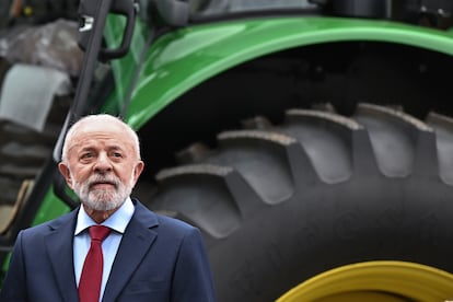 El presidente Lula, este martes, ante un tractor en Brasilia, durante el anuncio de que la gasolina y el diésel aumentarán la proporción de biocombustible.