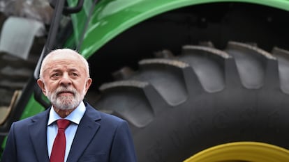 El presidente Lula, este martes, ante un tractor en Brasilia, durante el anuncio de que la gasolina y el diésel aumentarán la proporción de biocombustible.
