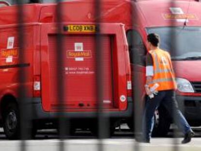 Un trabajador del Royal Mail, el servicio público británico de correos.