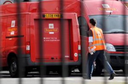 Un trabajador del Royal Mail, el servicio público británico de correos.