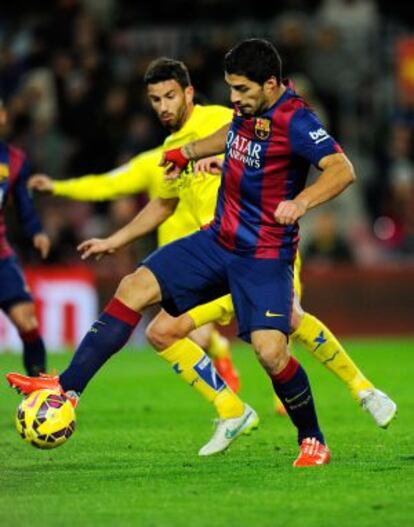 Luis Suárez trata de zafarse de Musacchio.