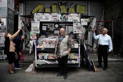 Kostas, propietario de un kiosko en la plaza Omonia del centro de Atenas, el 20 de abril de 2018.