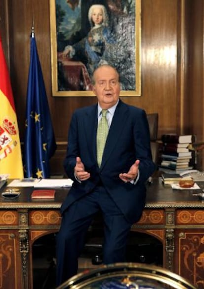 El rey Juan Carlos se dirige a los españoles desde el Palacio de la Zarzuela en su mensaje de Navidad de 2012.