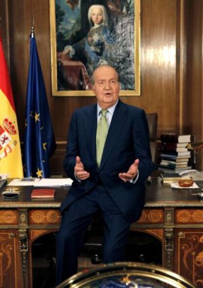 El rey Juan Carlos se dirige a los españoles desde el Palacio de la Zarzuela en su mensaje de Navidad de 2012.