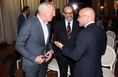 Maarten Wetselaar, consejero delegado de Cepsa (izq.) junto con Carlos Núñez, consejero delegado de PRISA (d.) y Juan Cantón, director general de prensa en PRISA