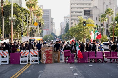 La fuerza antidisturbios disparó balas de goma contra los manifestantes, estos respondieron lanzando a los oficiales con petardos, piedras y botellas de agua.