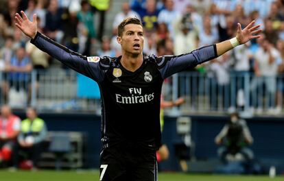 El jugador del Real Madrid celebra el gol con el que ha abierto el marcador en La Rosaleda.