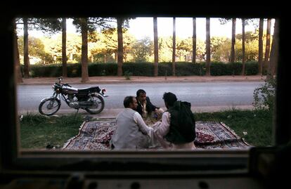 Un grupo de hombres conversan en uno de los parques de la ciudad de Herat.