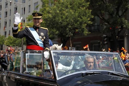 El Rey Felipe VI saluda en su recorrido por las calles de Madrid