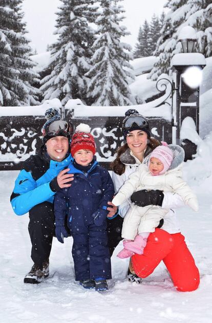 En marzo de 2016, los duques de Cambdrige se fueron de vacaciones a los Alpes franceses. A pesar de que era un viaje privado, y de que ambos son muy celosos de la intimidad de sus dos hijos, realizaron un posado familiar en la nieve.