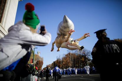 Una persona fotografía una de las figuras que participa en el desfile con motivo de la celebración de Acción de Gracias junto a Central Park, en Nueva York (EE UU).