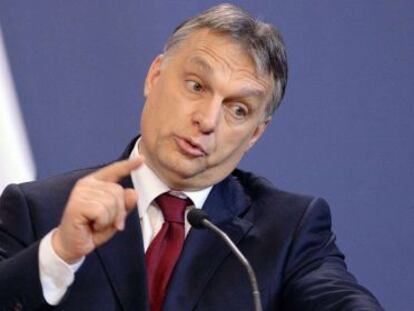 Viktor Orb&aacute;n se dirige a la prensa el pasado febrero en Budapest.