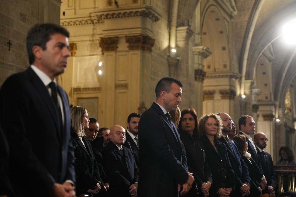 El presidente de la Generalitat valenciana, Carlos Mazón (1i), durante la misa funeral por los fallecidos en las inundaciones provocadas por la DANA, en la Catedral de Valencia, a 9 de diciembre de 2024, en Valencia, Comunidad Valenciana (España). Los Reyes han asistido a la misa, organizada por el Arzobispado de Valencia, siendo esta la tercera ocasión en la que van a Valencia tras la DANA. La ceremonia se celebra para rendir homenaje a las más de 200 personas fallecidas y desaparecidas por el temporal, que arrasó a su paso varias zonas de España el pasado 29 de octubre.
09 DICIEMBRE 2024;FUNERAL;VELATORIO;VIXCTIMAS;REYES;MONARQUÍA;DANA;CATÁSTROFE;GOBIERNO;
Jorge Gil / Europa Press
09/12/2024