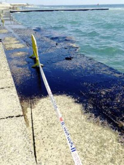 El Ayuntamiento de San Bartolomé de Tirajana, en Gran Canaria, ha cerrado hoy al baño la playa y piscinas naturales de Castillo del Romeral y la playa del Águila, tras detectarse desde primera hora vertidos de petróleo.