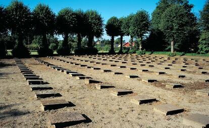 La actual Christiansfeld, ciudad de Jutlandia meridional, Dinamarca, con una poblacin cercana a las 3.000 personas, sigue respirando ese espritu comunitario y democrtico con el que fue fundada en 1773, como colonia de la Iglesia morava, una congregacin libre luterana con sede en Herrnhut, Sajonia (Alemania) que sigue representada por una importante e influyente comunidad en Christiansfeld. Se construy en siete a?os, en torno a una iglesia central con su correspondiente plaza, en un tpico desarollo urbanstico protestante. Con edificios para el bien comn, como sus casas colectivas para personas viudas y solteras. Las viviendas, sencillas y sin ornamentos, tienen una o dos plantas, y se caracterizan por sus fachadas homogneas de ladrillos amarillos y por sus techos de tejas rojas. Caracterstico es tambin su cementerio (en la imagen), con 3.000 losas sepulcrales idnticas.