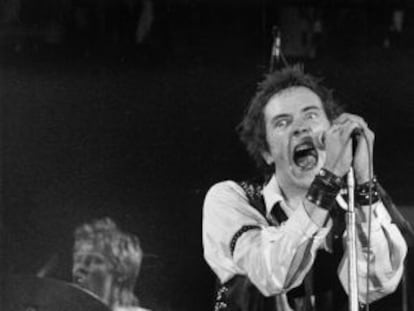 Johnny Rotten (en primer plano) y Paul Cook, de Sex Pistols, en su último concierto, el 14 de enero de 1978 en Winterland (San Francisco).