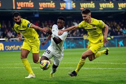 Vinicius, entre Albiol y Foyth.