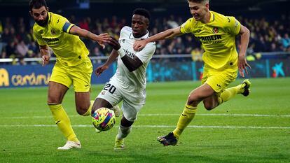 Vinicius, entre Albiol y Foyth.