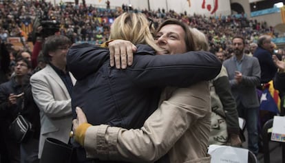 Forcadell (d), abraza a Joana Ortega el pasado d&iacute;a 29 en Granollers.