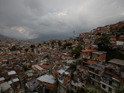 Vista aérea de un barrio en la ciudad de Medellín, Colombia.