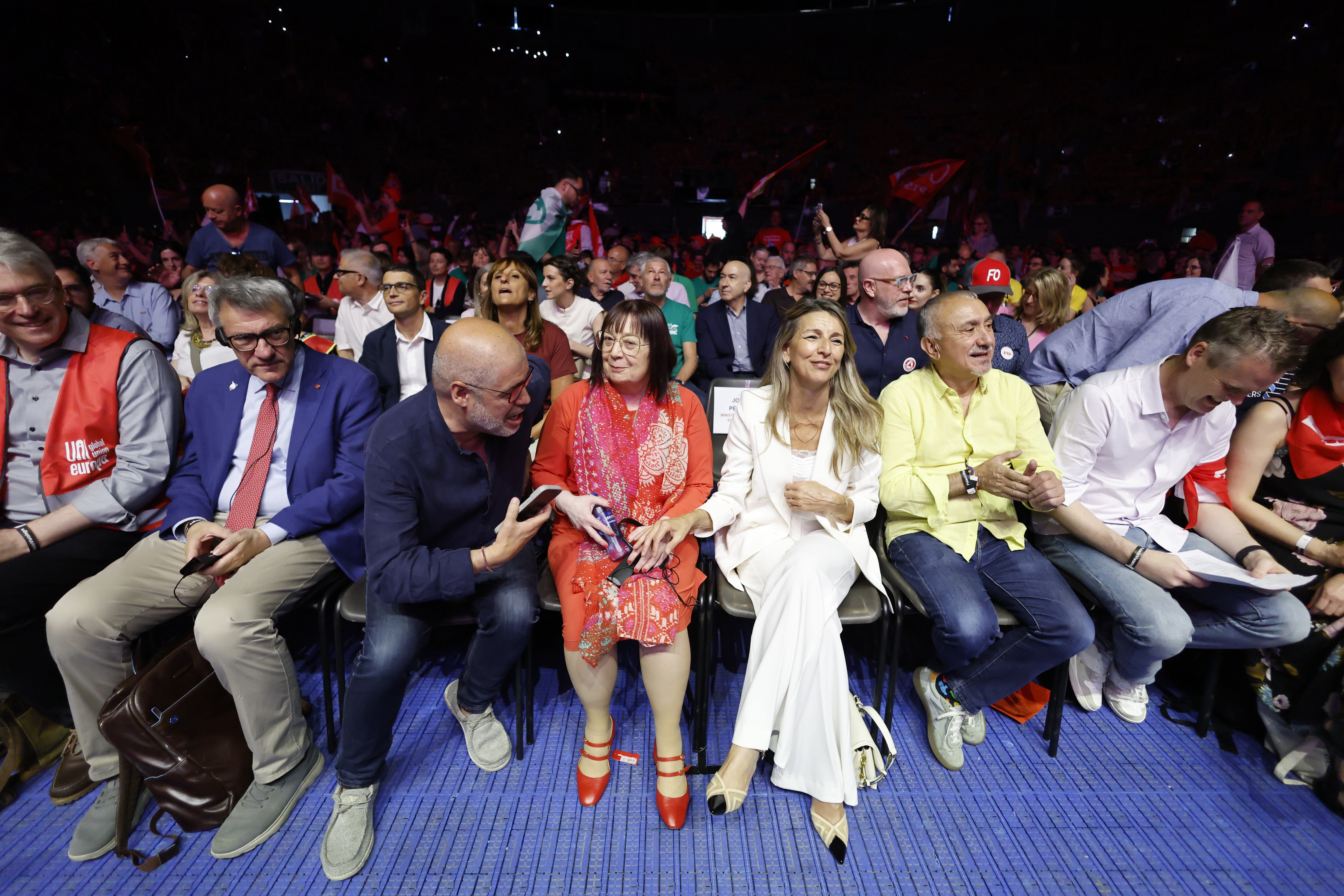 En el centro de la imagen, Unai Sordo, Esther Lynch, Yolanda Díaz y Pepe Álvarez. 