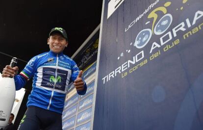 Nairo Quintana, del equipo Movistar, posa en el podio.