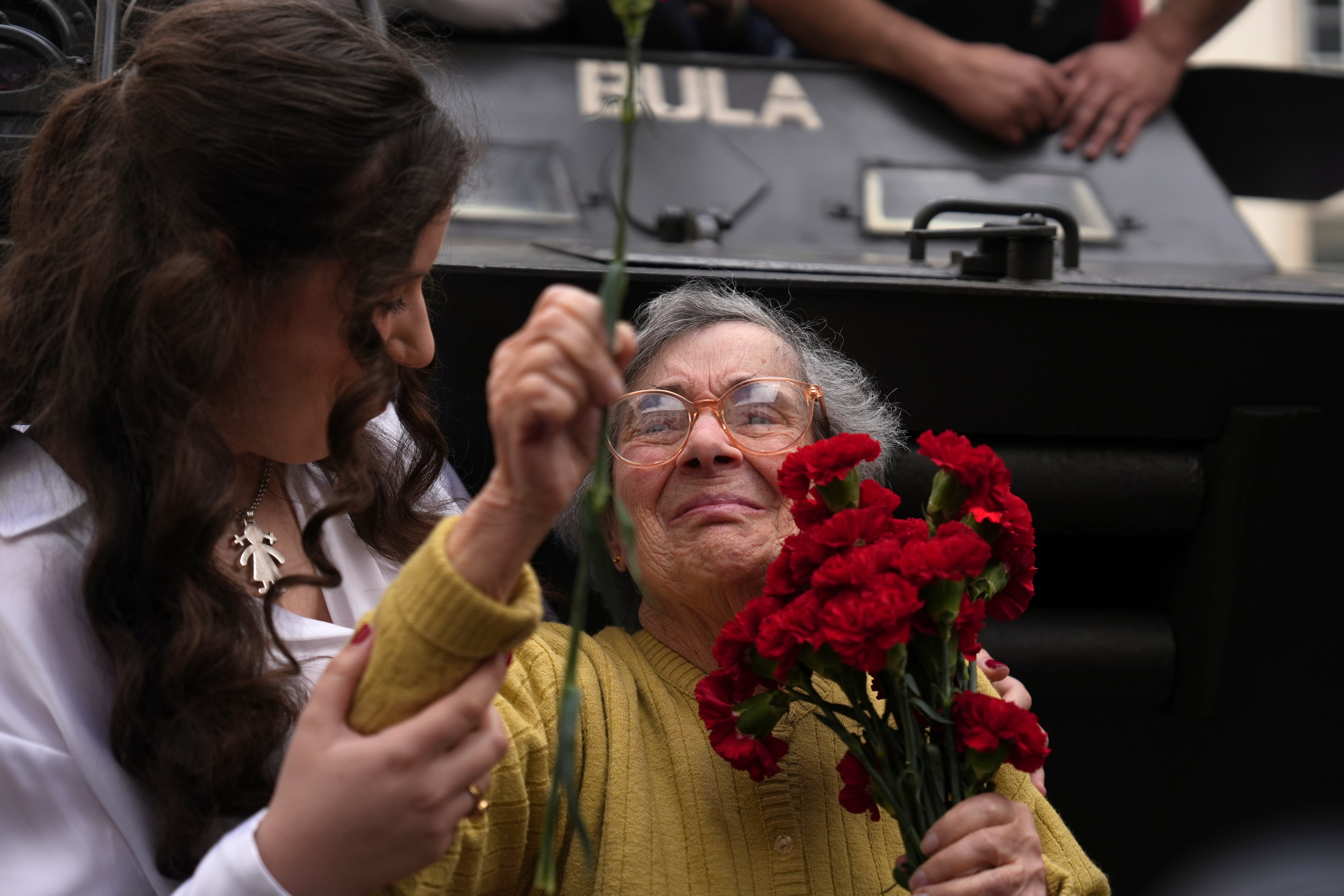 Muere Celeste Caeiro, la camarera que bautizó la Revolución de los Claveles y cayó en el olvido