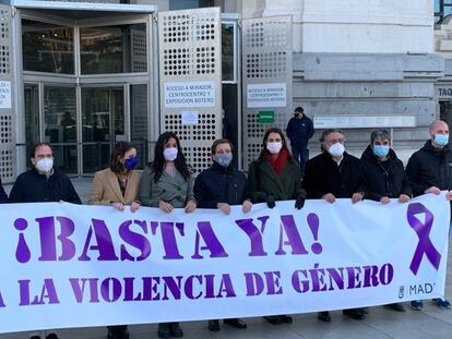 Minuto de silencio en el Ayuntamiento de Madrid por la muerte de Ionela Clincea, asesinada por su pareja en Torrejón de Ardoz el pasado día 31 de diciembre.