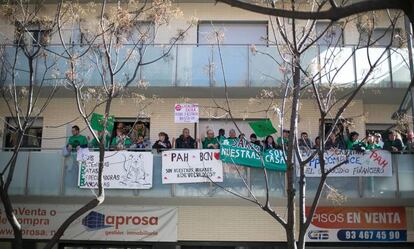 Protesta de la PAH en un edificio de Barcelona propiedad de la Sareb, en 2014, cuando Colau lideraba la plataforma.