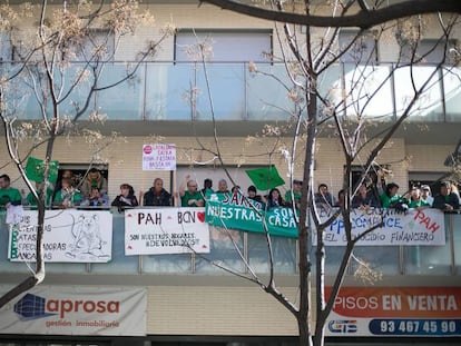 Protesta de la PAH en un edificio de Barcelona propiedad de la Sareb, en 2014, cuando Colau lideraba la plataforma.