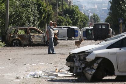 Un hombre pasaba el martes junto a una barricada hecha con coches de policía, en Lisichansk.