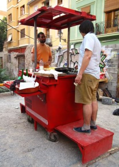 La cocina móvil que utilizan en le cena 'freegan'.