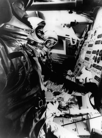 La misión Apolo 11 —con Armstrong, Aldrin y Collins como tripulantes— despegó el 16 de julio de 1969. Cuatro días después, el módulo lunar 'Eagle' se posó en la superficie de la Luna, con Armstrong y Aldrin a bordo. Mientras sus compañeros daban el primer paseo lunar, Collins se ocupaba de hacer fotografías del satélite y de poner en marcha experimentos. El 24 de julio, la misión amerizó en el océano Pacífico, de vuelta a la Tierra. En la imagen, Neil Armstrong, Edwin Aldrin y Michael Collins frente al panel de control del módulo lunar en la víspera del lanzamiento en Cabo Cañaveral el 15 de julio de 1969.