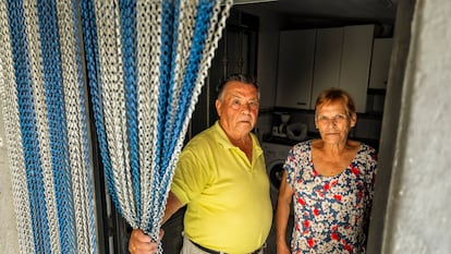 José Martín y Águeda González, vecinos confinados en Oliva de Plasencia, este viernes.