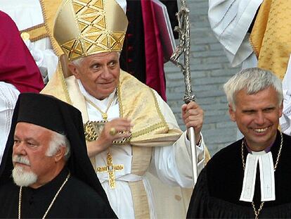 El Papa Benedicto XVI, a su llegada a la catedral de Regensburg para un rezo ecuménico.