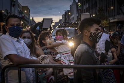 Las pocas personas que llegaron a las inmediaciones del Zócalo fueron regresadas por la autoridad y no se les permitió el ingreso. 