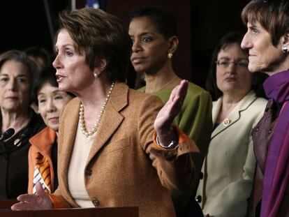 La líder de la minoría en el Congreso, Nancy Pelosi, junto a otras representantes del Partido Demócrata.