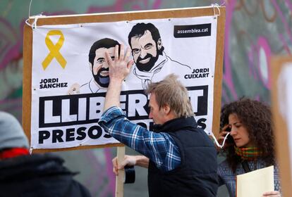Un hombre porta una pancarta de apoyo a Sànchez y Cuixart, el sábado en Berlín