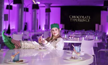 Llega a Madrid Chocolate Experience Christmas Edition, una cata experiencial de chocolate, un viaje gastronómico para niños y adultos que comienza en el espacio y recorre los rincones de la tierra donde se producen los mejores cacaos y chocolates del planeta. Todo ello de la mano de un elfo, que ejerce de ayudante de Papá Noel.
Un recorrido para los sentidos que permitirá a los asistentes conocer, en 45 minutos, paisajes naturales y urbanos a través de imágenes y mapas en 3D, que se proyectan en la misma mesa, donde se prueban los chocolates y bombones. La experiencia cumple con todas las medidas de seguridad con un protocolo certificado por Safe Event.
La duración de la experiencia es de 45 minutos, y se celebra en el Palacio de Neptuno de Madrid. Precio de la entrada: 20 euros.