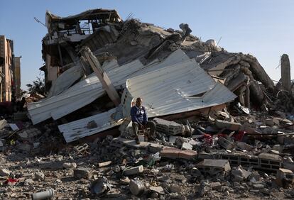 Un hombre se sienta entre los escombros de una casa destruida por Israel, este viernes en Jan Yunis. 