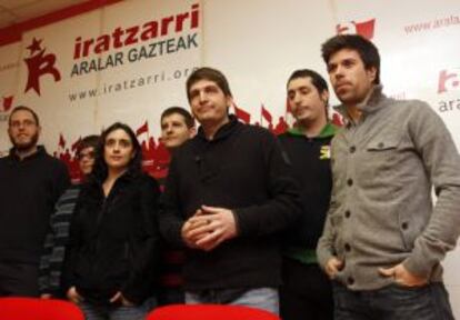 Jóvenes de Aralar en la rueda de prensa que ofrecieron ayer en la sede de San Sebastián.