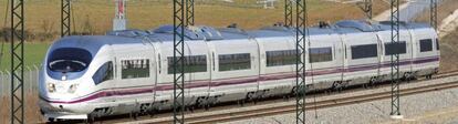 Un tren de la l&iacute;nea del AVE Barcelona-Girona-Figueres.