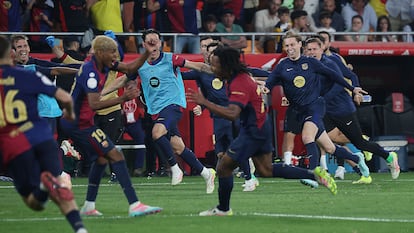 Koundé celebra su gol.