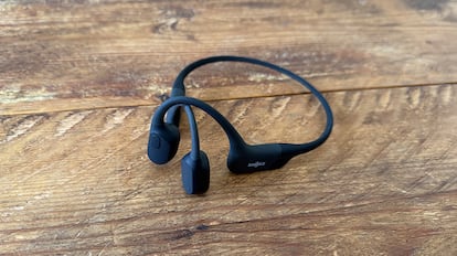Los auriculares Shokz OpenRun transmiten el sonido mediante la tecnología de conducción ósea mediante vibraciones.